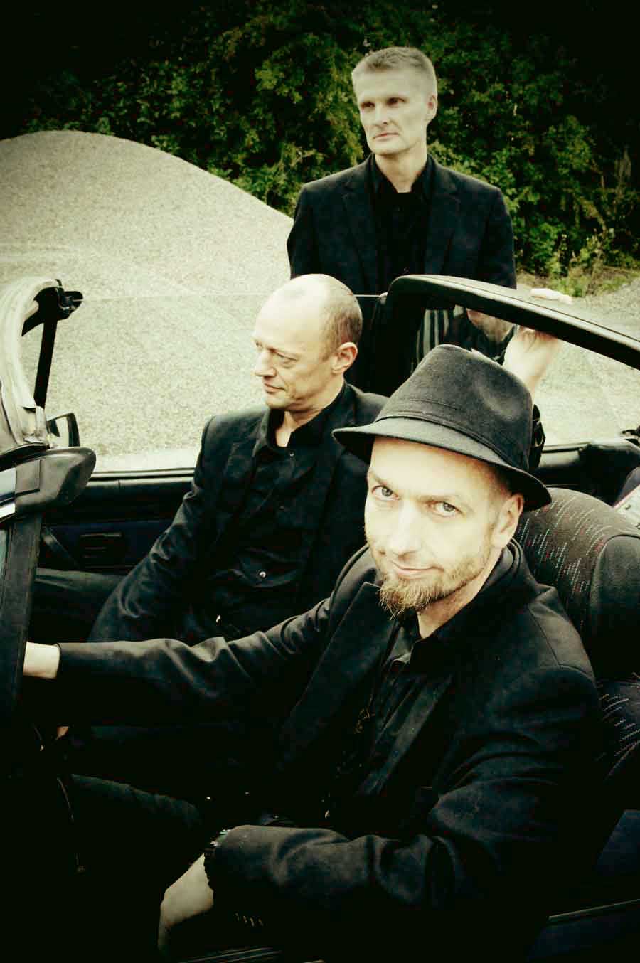 TDL15_alle_bil_udenfor_jakob_hat_hipster