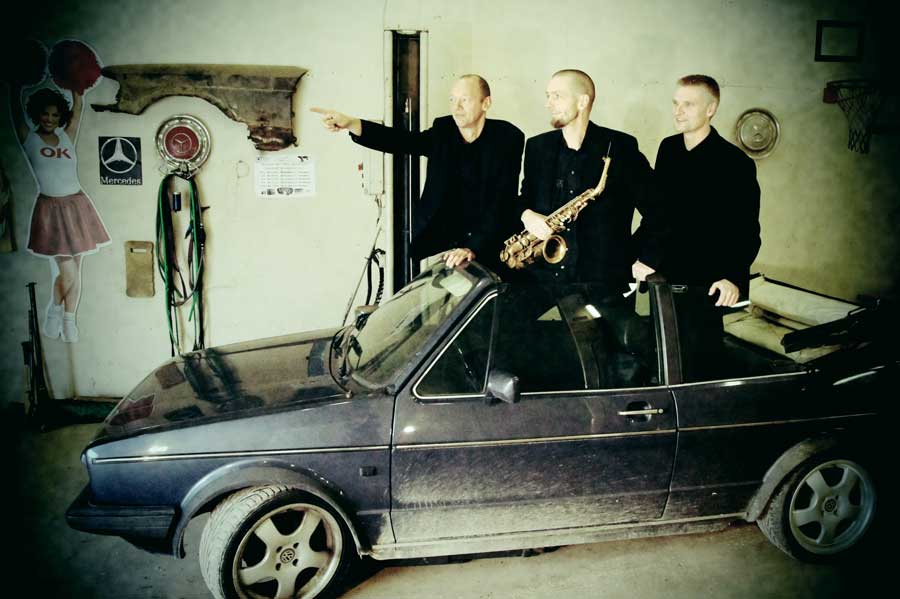 TDL15_alle_i_bil_L_viser_vej_GODT_hipster