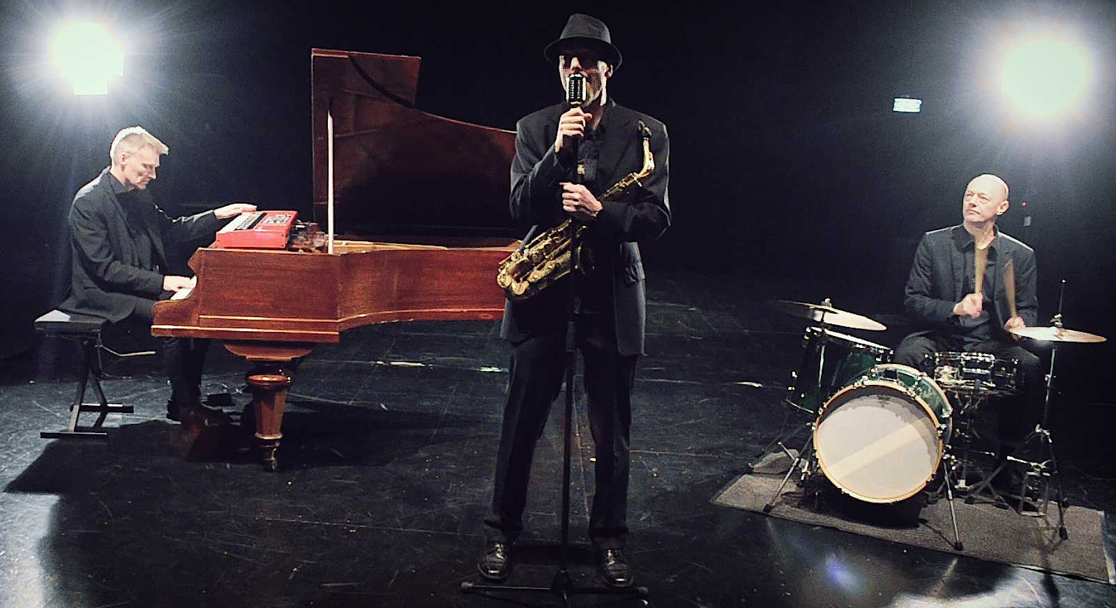 TDL15_alle_jakob_på_bord_stift_hipster